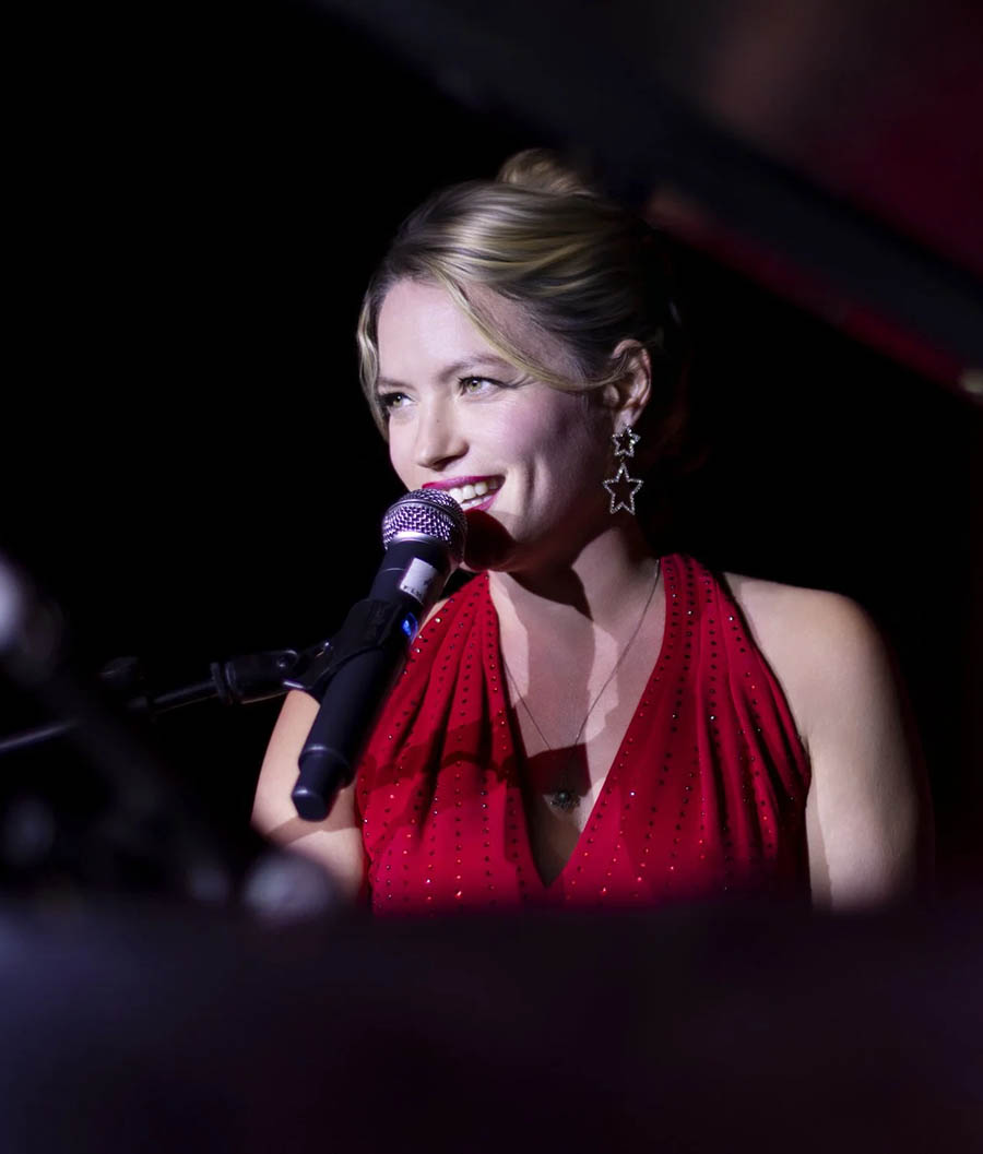 Lele Rose: Piano & Vocals